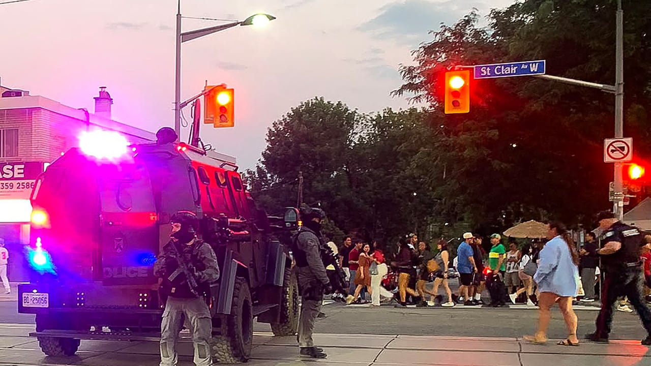 Se observan vehículos del Grupo de Operaciones Especiales y agentes de policía en el lugar del tiroteo en Toronto, Canadá.