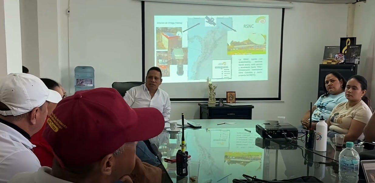Servicio Geológico y Alcaldía de Chaparral instalan equipos para monitorear actividad sísmica.