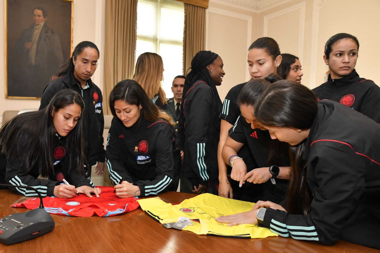 El presidente Petro condecoró a las futbolistas de la Selección Colombia