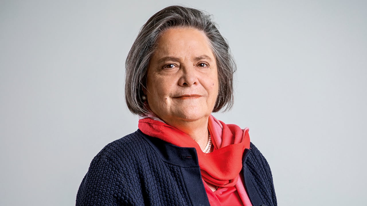 La senadora Clara López está molesta porque no la invitaron a una reunión con Gustavo Petro sobre la reforma tributaria.