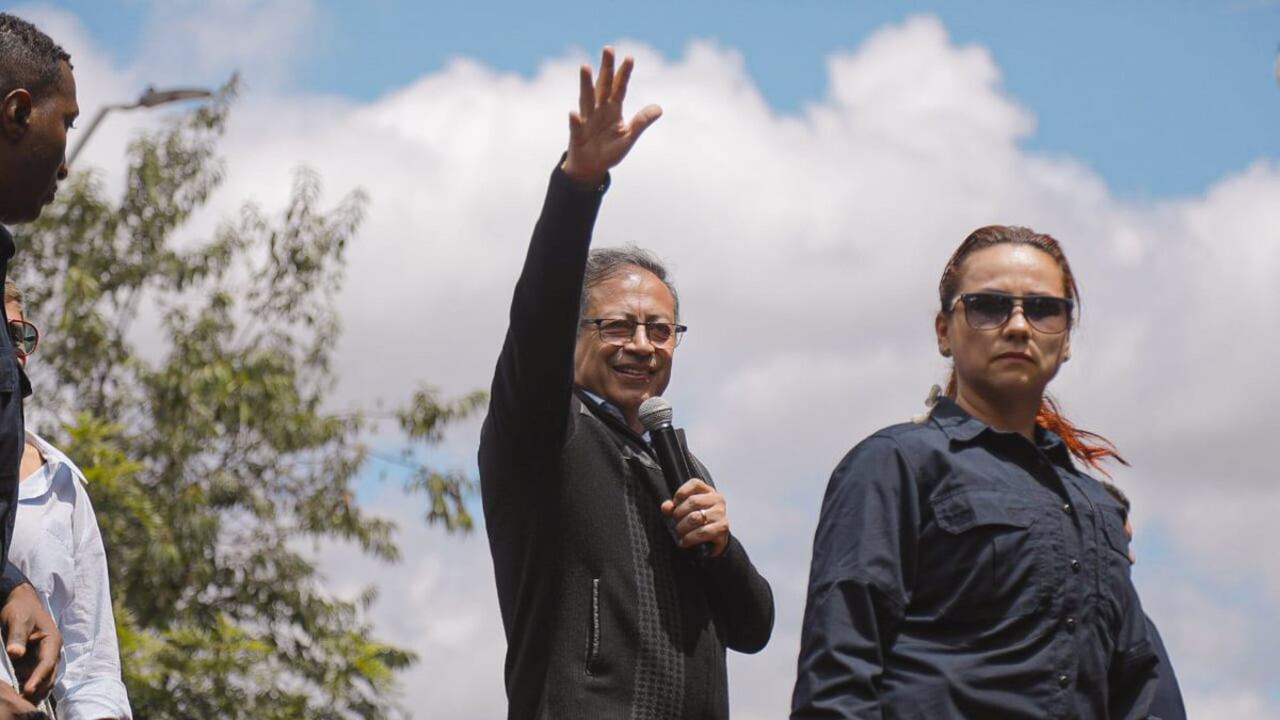 Gustavo Petro saludando a quienes marchan por las reformas.