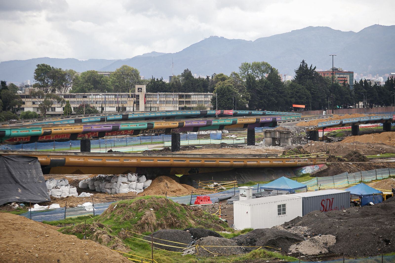 Momento en el que se implosionó el puente de la calle 13 con avenida de las Américas