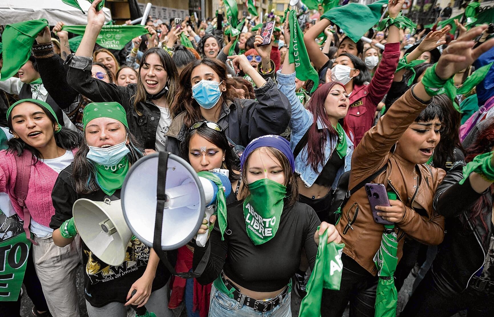 Una gran cantidad de mujeres activistas celebraron la decisión de despenalizar el aborto hasta la semana 24 de gestación en el país, argumentando que esto les entrega más autonomía y derechos sobre sus cuerpos.