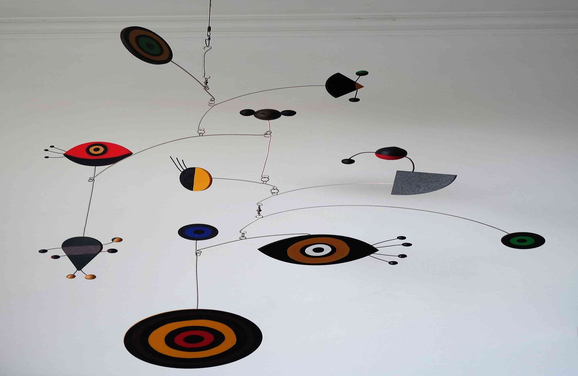 MUJER Y PÁJAROS AL AMANECER. Paula Figueroa Mobile acero y pasta.