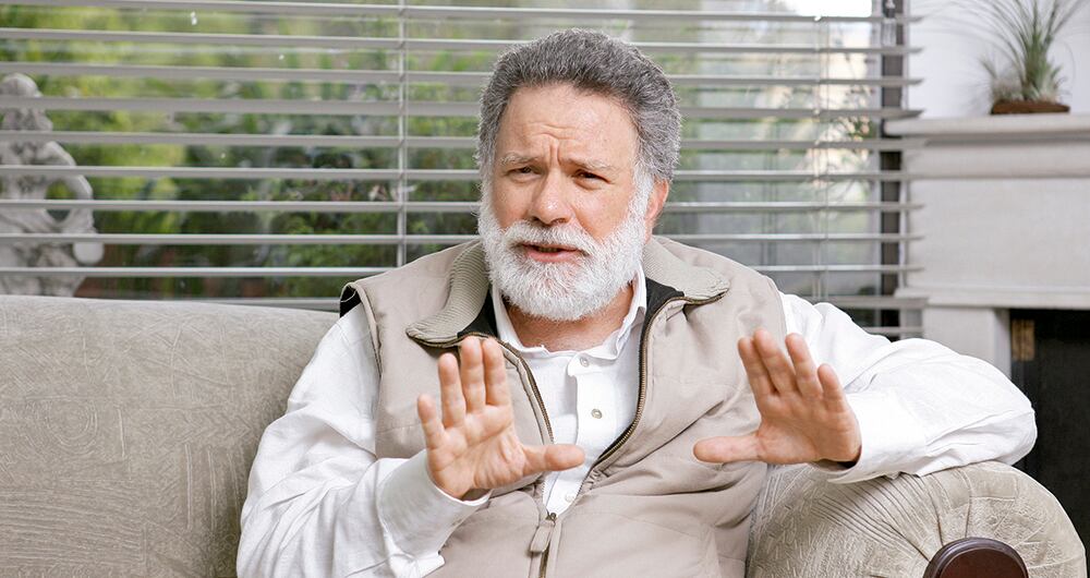 En 2012, el excomisionado de paz Luis Carlos Restrepo salió del país y tiene vigente una orden de captura por la falsa desmovilización del bloque Cacica La Gaitana. Se desconoce su paradero.