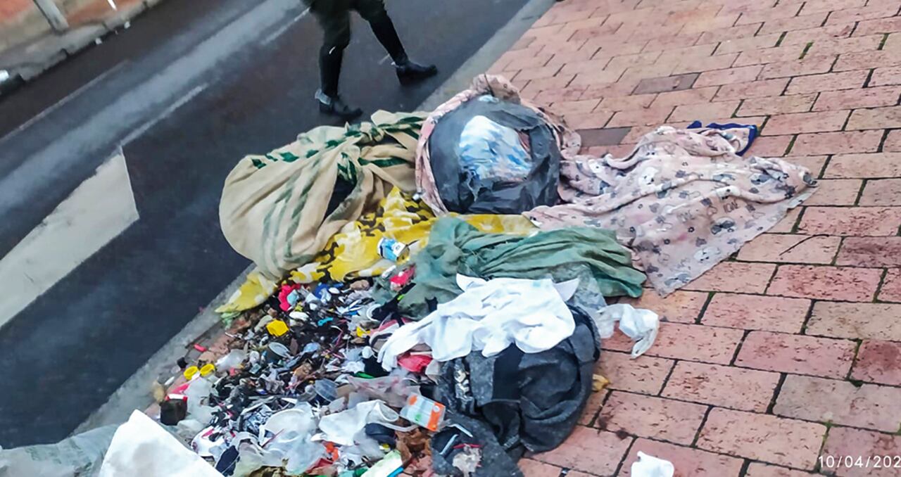 En una de estas viejas y lúgubres casas, se ve una carreta de las que utilizan para mover los cuerpos luego de ser torturados, asesinados y picados. Posteriormente, son tirados a la calle en basureros.