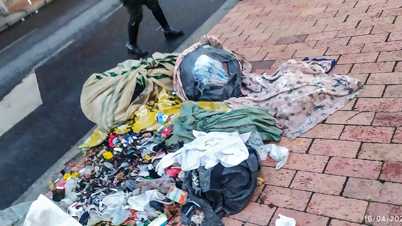 En una de estas viejas y lúgubres casas, se ve una carreta de las que utilizan para mover los cuerpos luego de ser torturados, asesinados y picados. Posteriormente, son tirados a la calle en basureros.