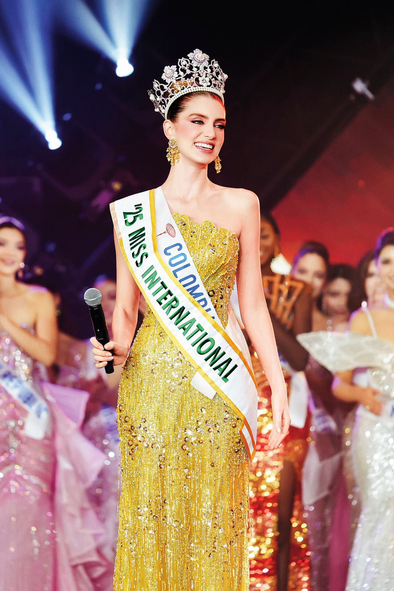 Duque se coronó como Miss International el 27 de noviembre de 2025 en Tokio, Japón. 