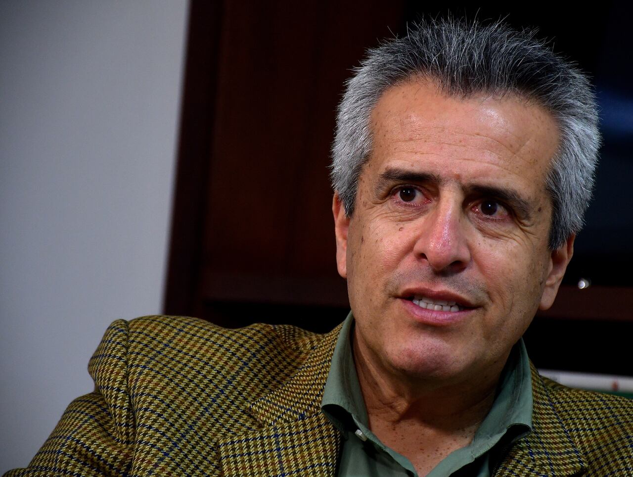 Nacido en Popayán (Cauca), es abogado de la Universidad del Cauca, con maestría en Gobierno y Administración Pública de la Universidad Internacional Menéndez Pelayo.