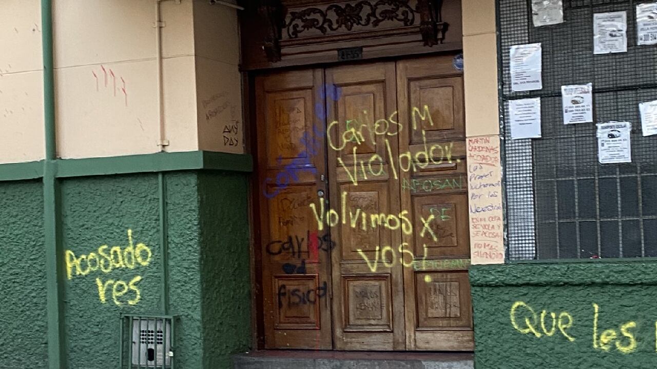 Estudiantes protestaron frente al colegio CEFA en Medellín.
