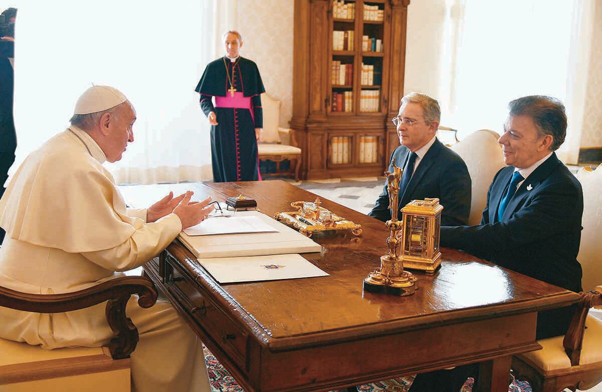 Las expectativas de la reunión entre el presidente Juan Manuel Santos y el expresidente Álvaro Uribe en el Vaticano, se desvanecieron tras los 50 minutos que duró el encuentro. Ambos se marchan igual a como llegaron a Roma. El papa Francisco tampoco consiguió el milagro de acercarlos y nombre se suma a lista de políticos, diplomáticos y académicos que han intentado que el presidente y hoy senador, fumen la pipa de la paz. Foto: AFP