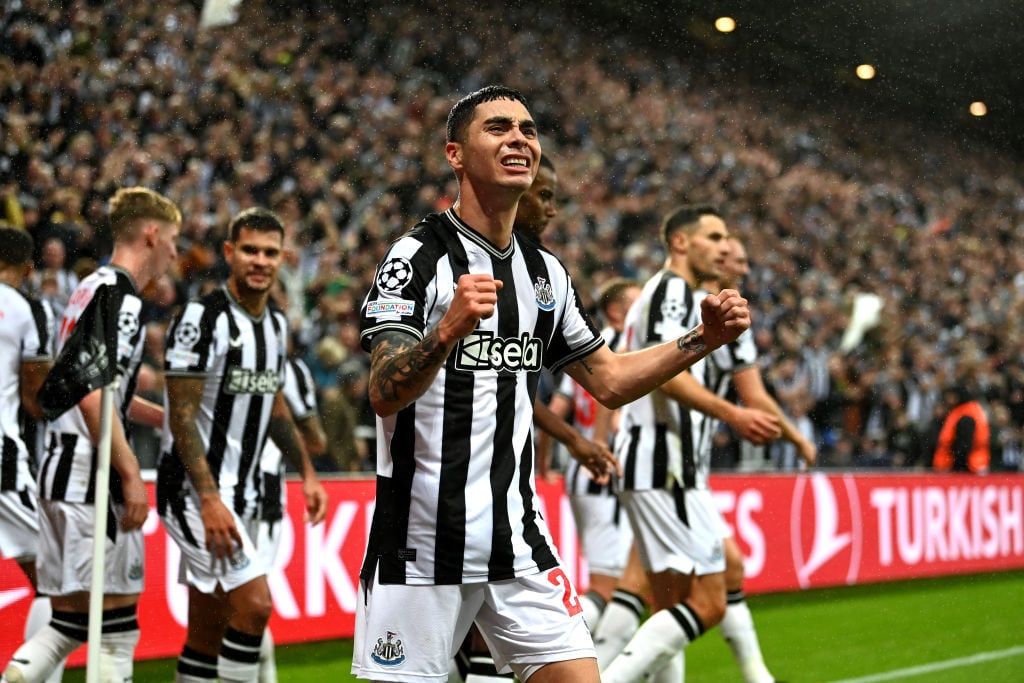 Miguel Almirón festeja gol con el Newcastle