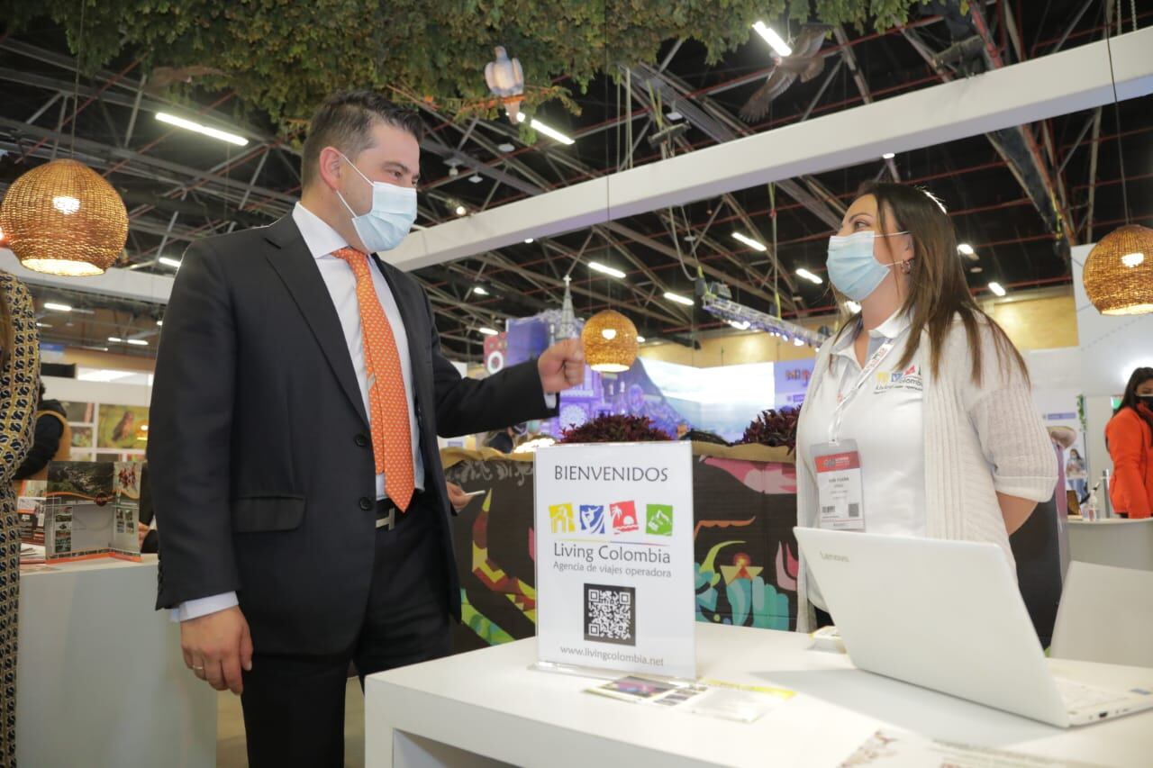 Durante la inauguración de Anato se realizó la entrega, por parte del Idecut y del Gobernador, de las primeras tres placas de marca Cundinamarca que certifican a tres prestadores de servicios turísticos del departamento .