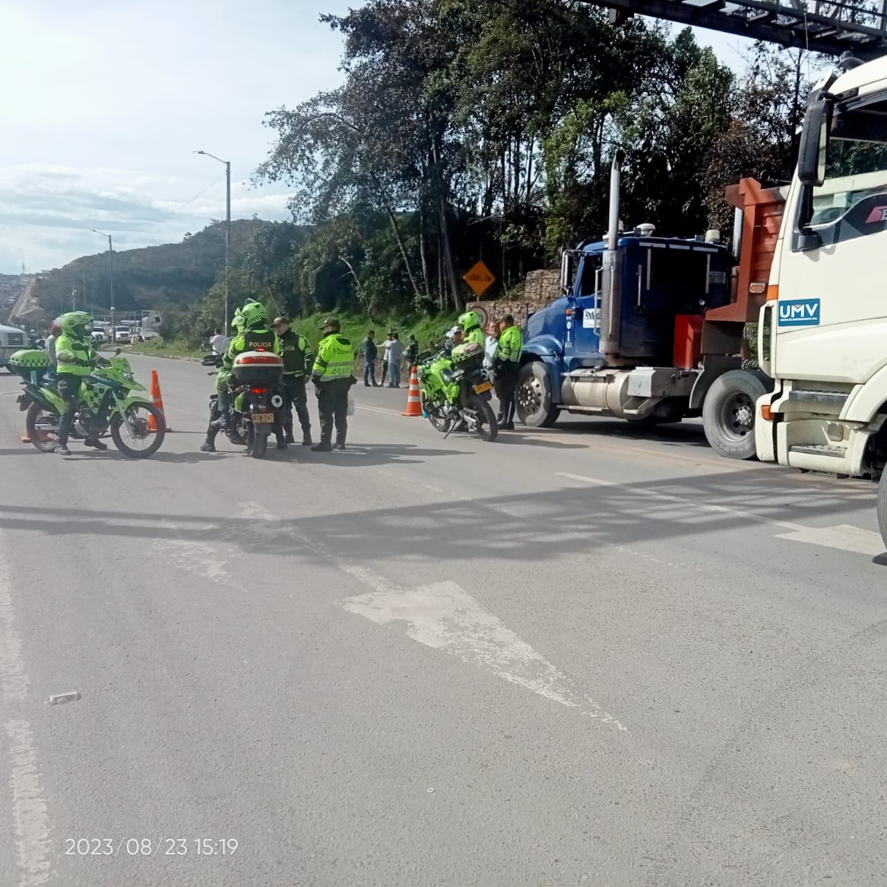 Las autoridades de tránsito inician las últimas indicaciones para permitir el paso por el corredor vial.