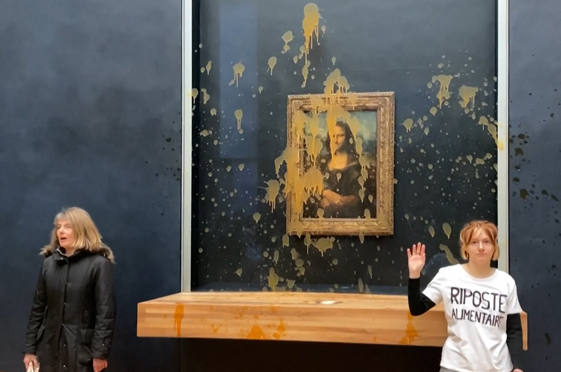 El 28 de enero de 2024, dos manifestantes arrojaron sopa contra el cristal blindado que protege la "Mona Lisa" de Leonardo da Vinci en París, exigiendo el derecho a una "alimentación sana y sostenible", afirmó un periodista de la AFP.
