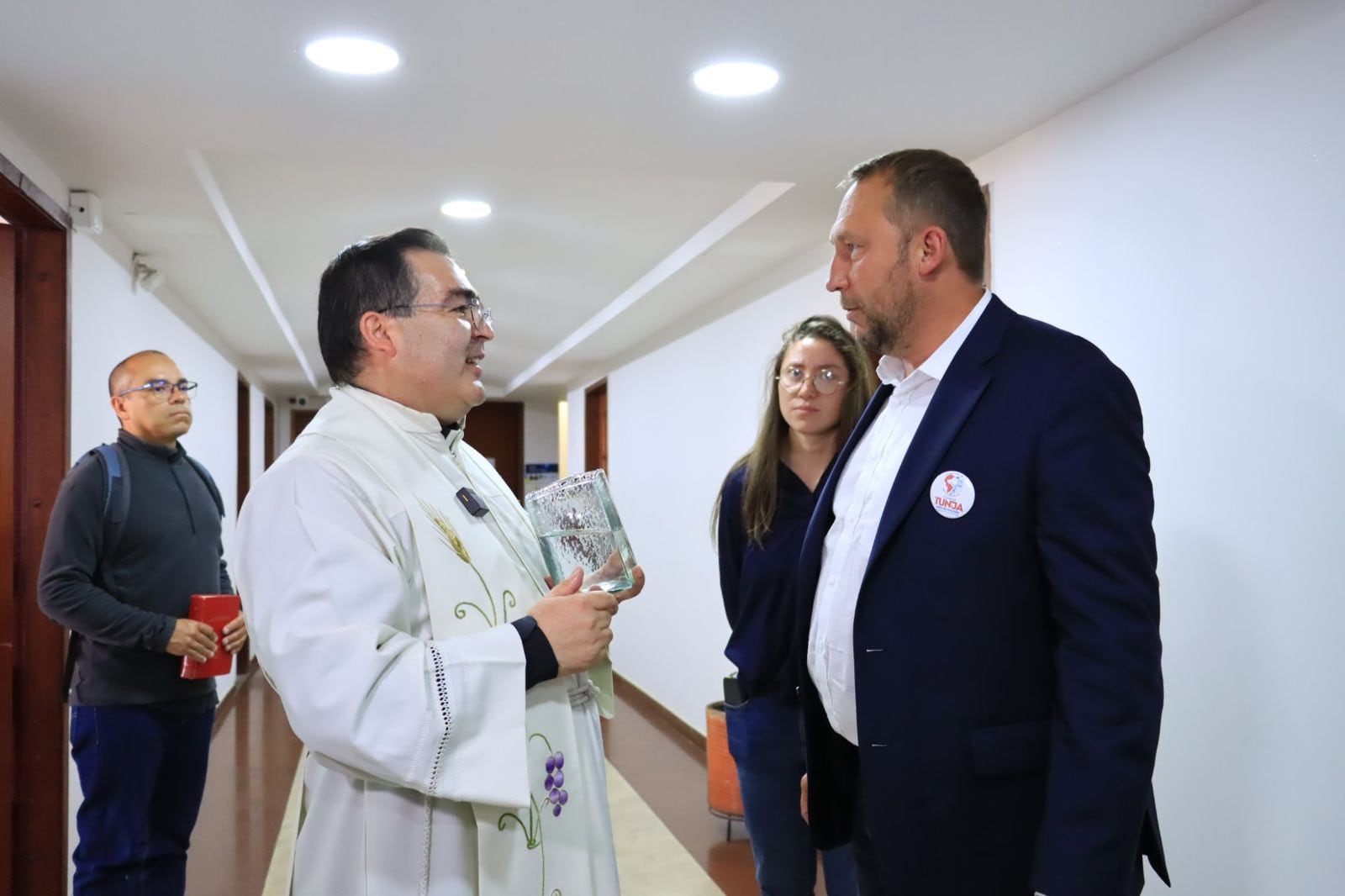 El nuevo alcalde de Tunja exorcizó las instalaciones.