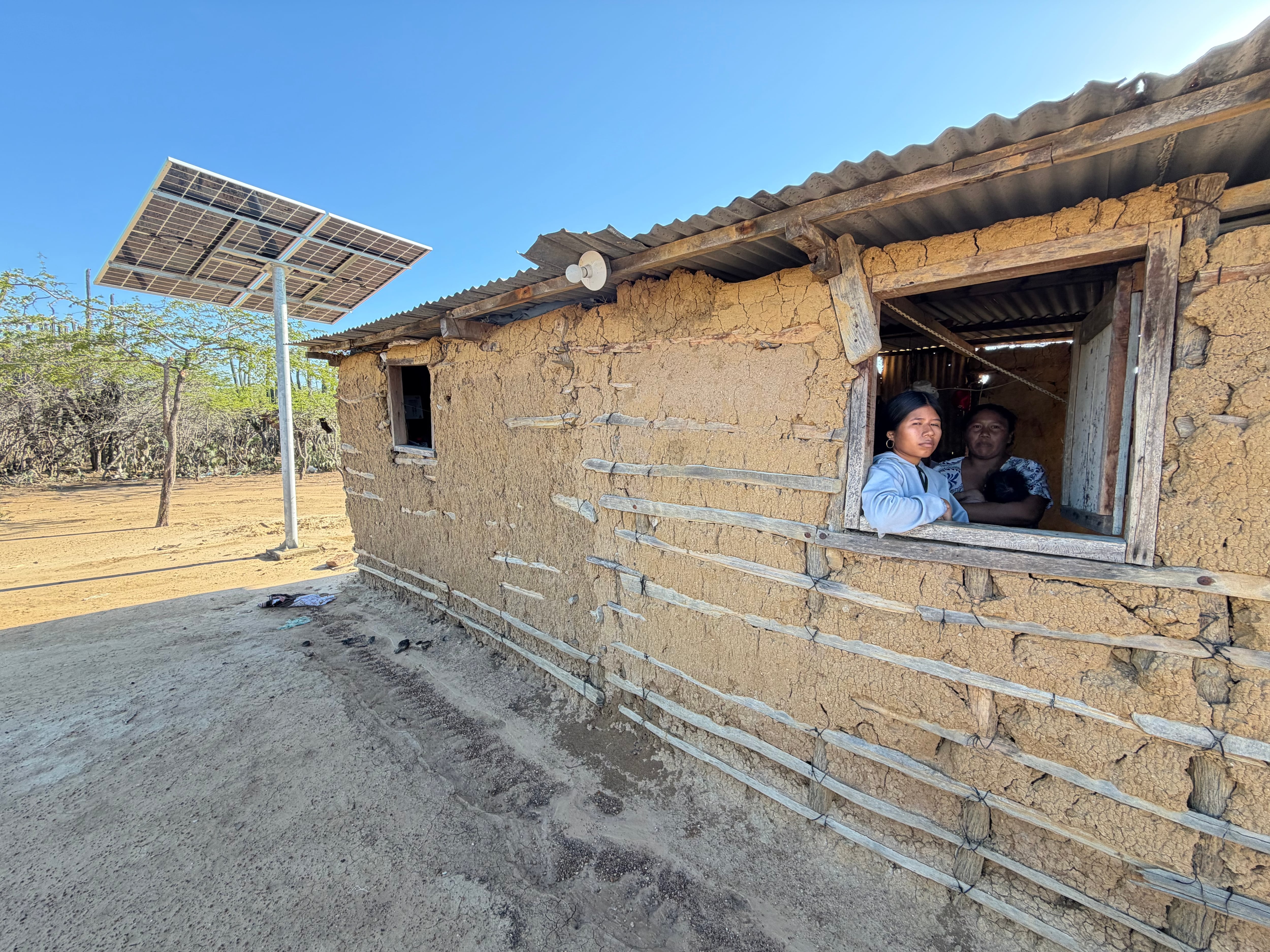 En las casas en Wayachón fallan los paneles solares del Dispac e incluso se instalaron en casas vacías.