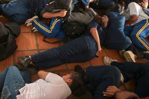 266 / 5.000
Estudiantes de la escuela José María Obando participan en un simulacro de emergencia para prepararse contra ataques guerrilleros y tiroteos entre la policía y grupos ilegales en Corinto, provincia del Valle del Cauca, Colombia, el 6 de junio de 2024. (Foto de JOAQUIN SARMIENTO / AFP )