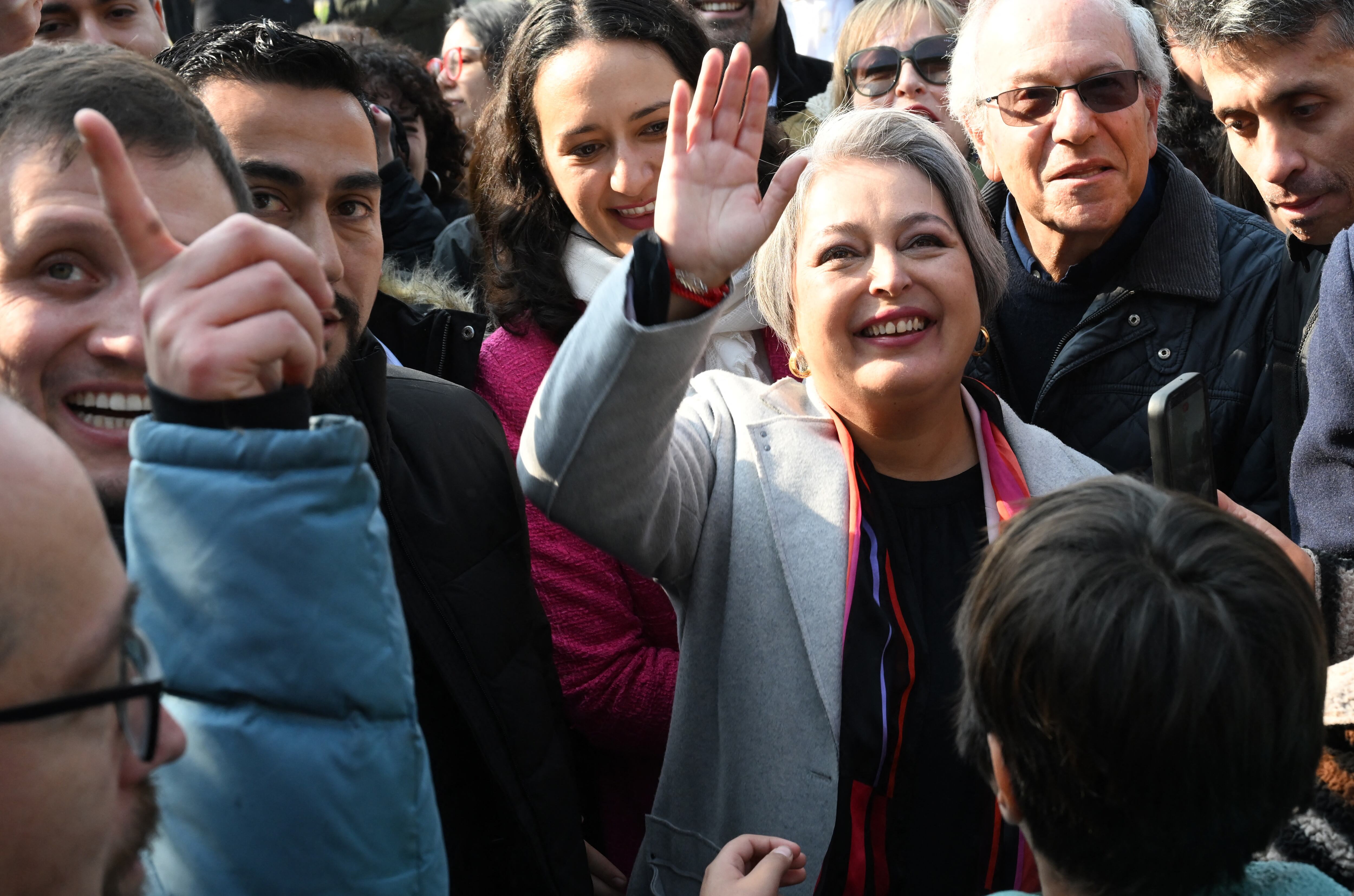 La candidata presidencial chilena Jeannette Jara, del Partido Comunista, tras votar en las primarias del partido gobernante, previas a las elecciones presidenciales de noviembre.