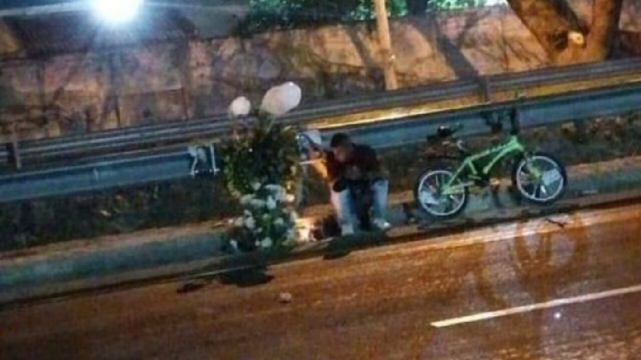 Novio visita lugar de accidente en  Santa Marta. Foto: Twitter @angieacostam_
