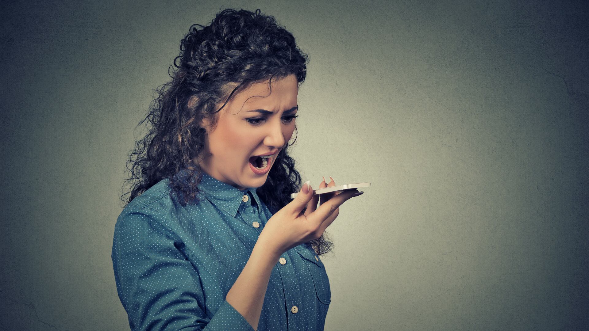 Este tipo de llamadas pueden provenir de robocalls.