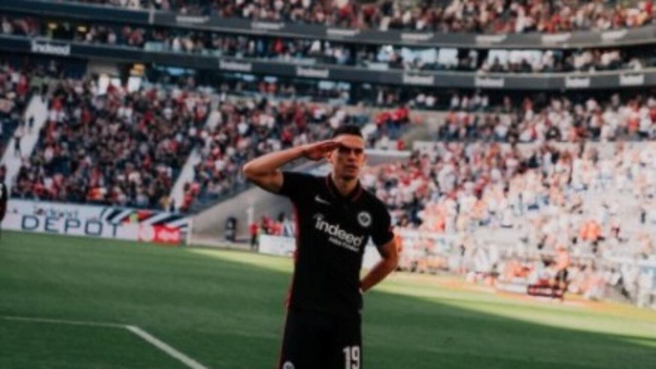 Rafel Santos Borré celebra su primer gol en Alemania