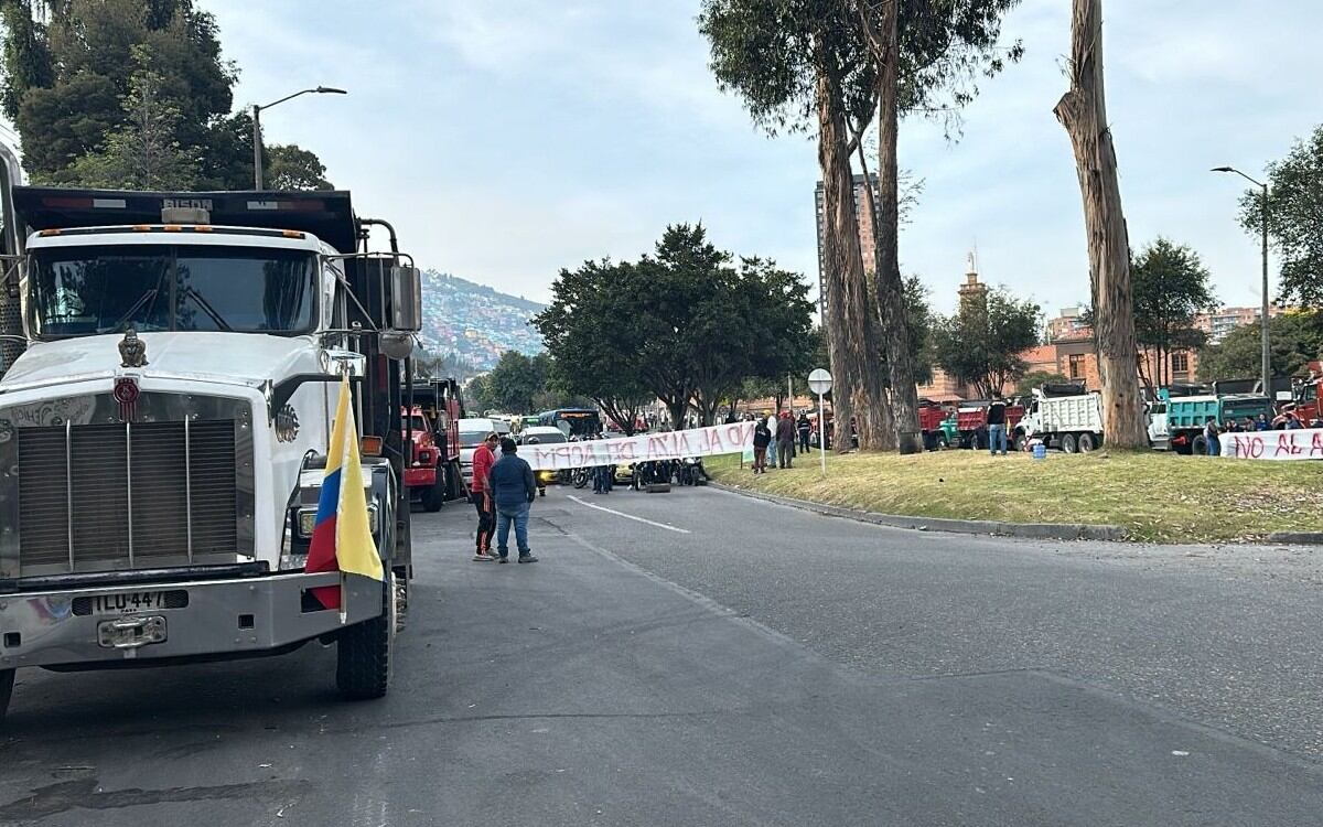 Conductores de vehículos de carga realizan bloqueos en varias zonas de la capital del país en protesta por el aumento del precio del ACPM.