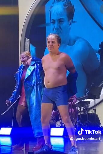 Cristian Castro terminó el show usando solo sus calzoncillos y tenis.