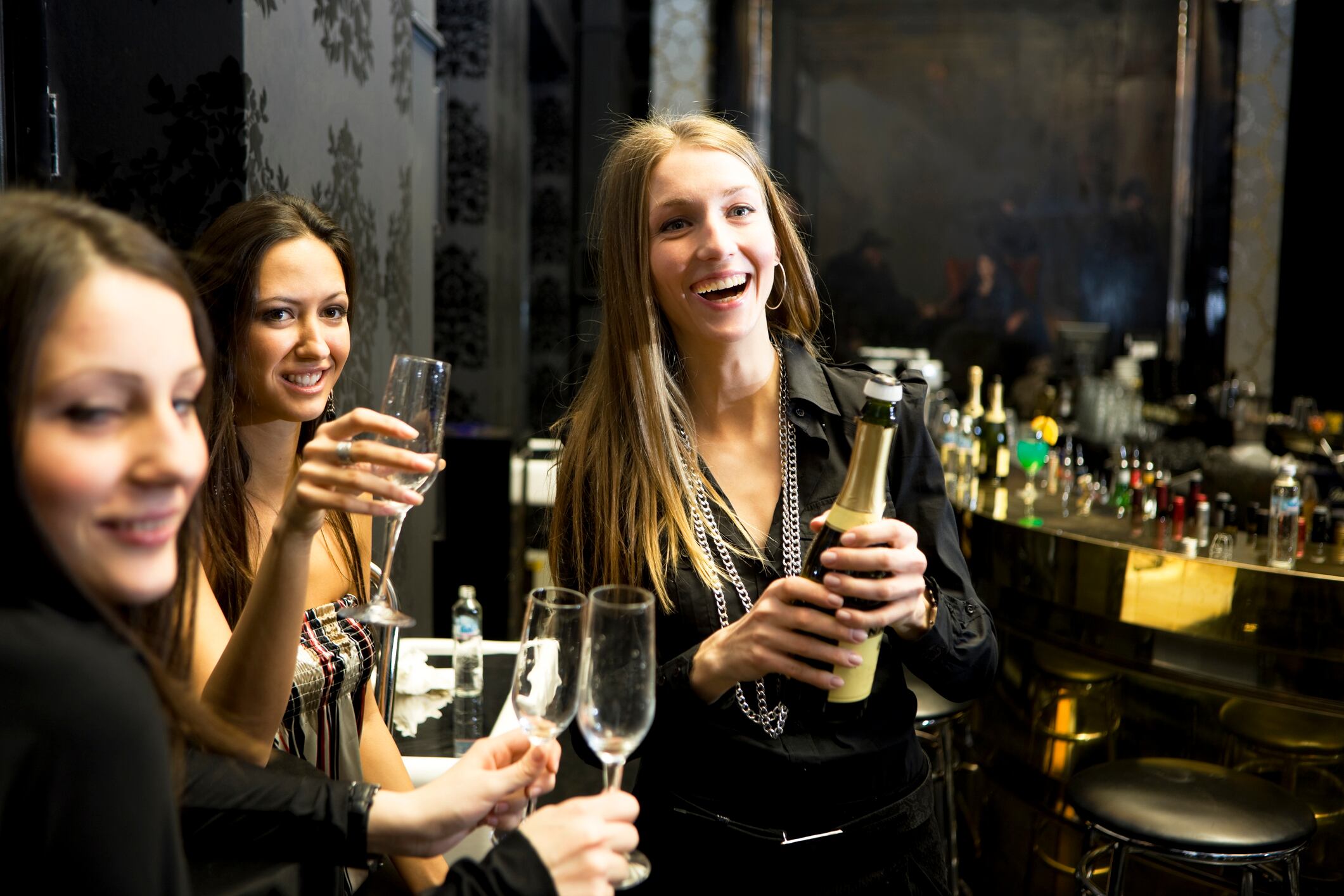 Foto de referencia sobre amigos departiendo