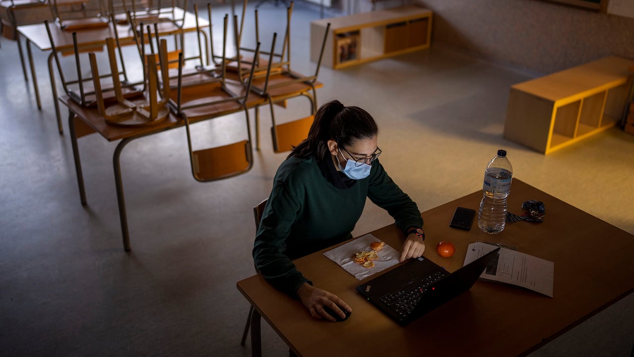 La maestra de escuela primaria interina Marta Til, de 33 años, trabaja en su salón de clases vacío donde sus veintiséis alumnos han sido confinados debido a la infección por coronavirus en una escuela pública en Barcelona, España. Foto AP/Emilio Morenatti