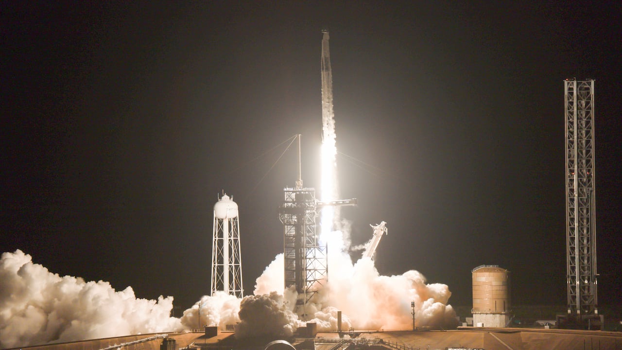Un cohete Falcon 9 despegó a primera hora de la mañana de este 10 de septiembre, desde el Centro Espacial Kennedy, poniendo en órbita la cápsula Dragon, que transportará a los pasajeros de esta misión, bautizada Polaris Dawn. (Photo by Joe Raedle/Getty Images)