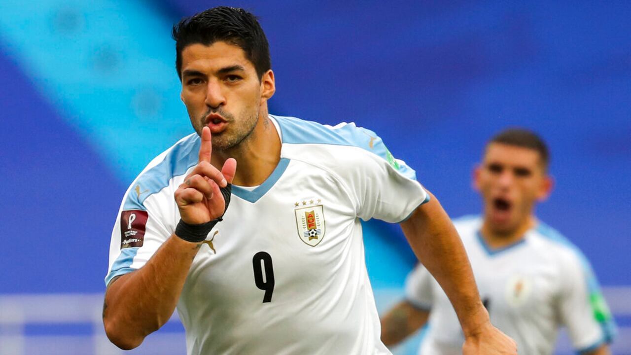 Luis Suárez, de la selección de Uruguay, festeja luego de convertir un penal ante Colombia en un partido de la eliminatoria mundialista, disputado el viernes 13 de noviembre de 2020, en Barranquilla (AP Foto/Fernando Vergara)