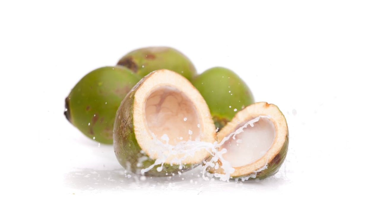 El agua de coco contiene sus sales minerales y tiene un gran aporte energético.