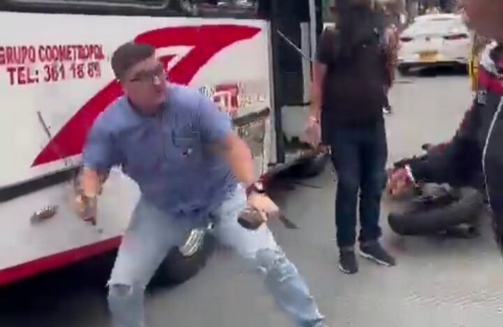 Conductor casi mata con un machete a motociclista en el centro de Medellín.