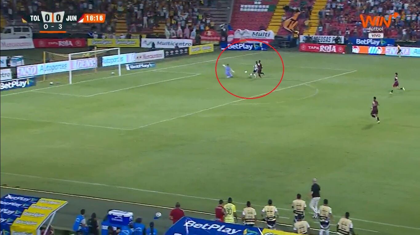 Momento exacto de la definición de José Enamorado para el 4-0 del Junior.