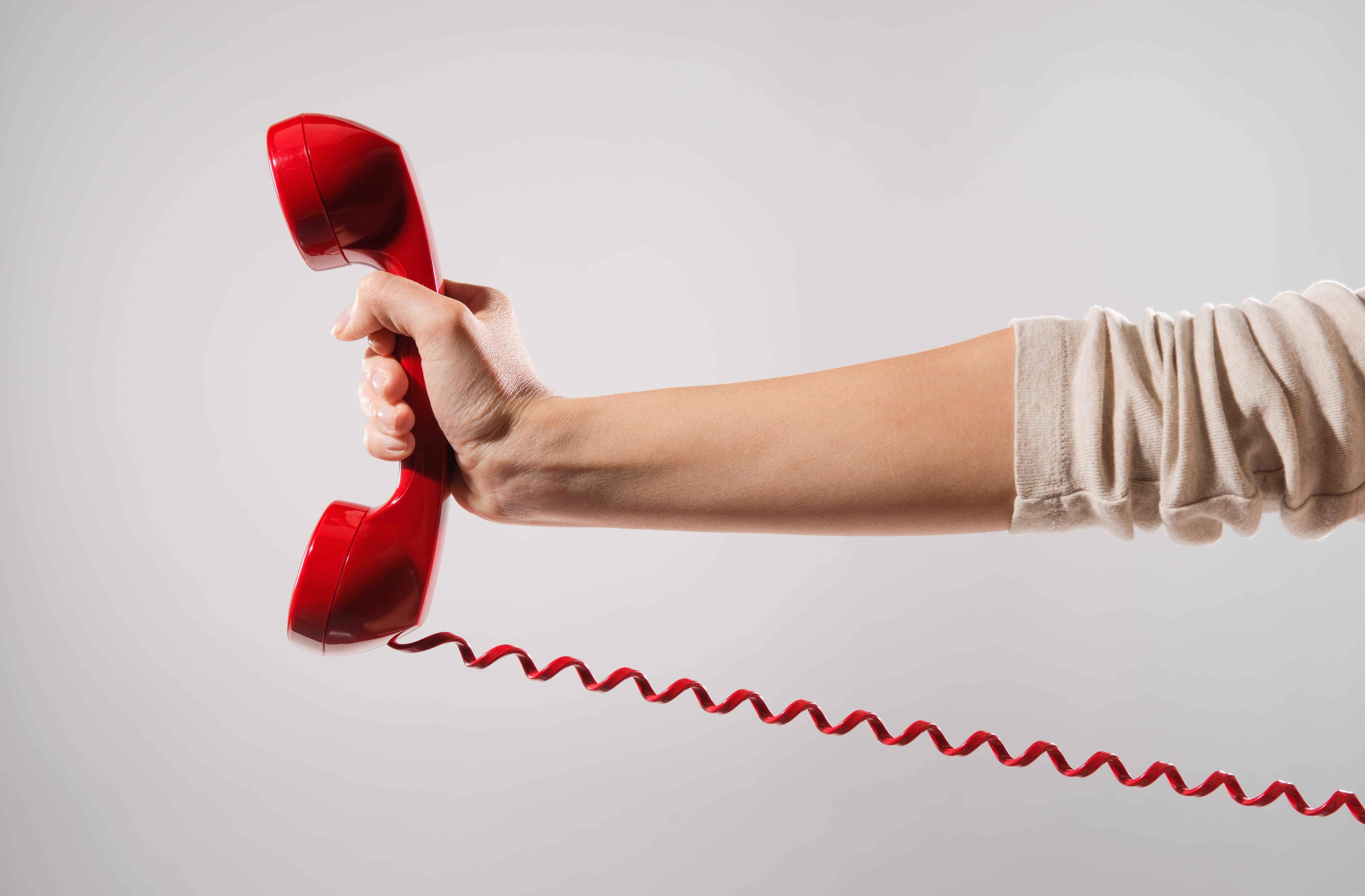 Los teléfonos fijos son populares en muchas casas.