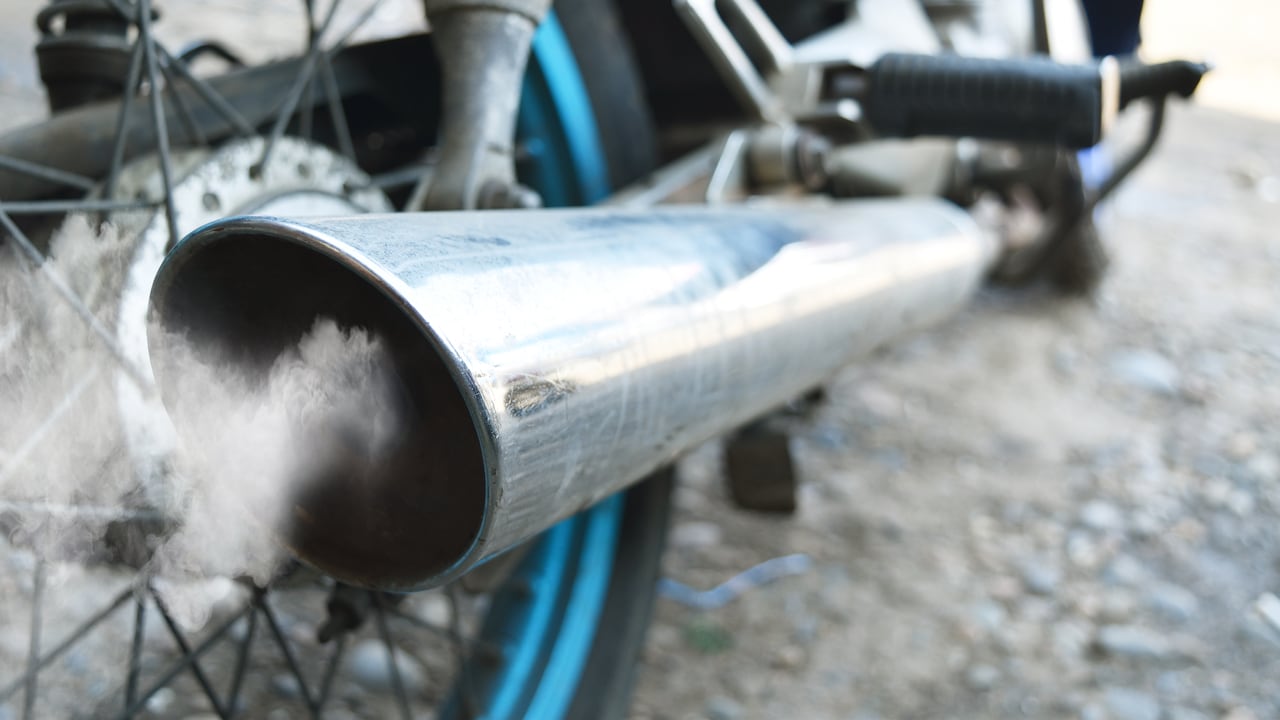 Detectar cambios en el color del humo de una moto puede ayudar a prevenir daños mecánicos mayores.
