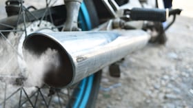 Detectar cambios en el color del humo de una moto puede ayudar a prevenir daños mecánicos mayores.