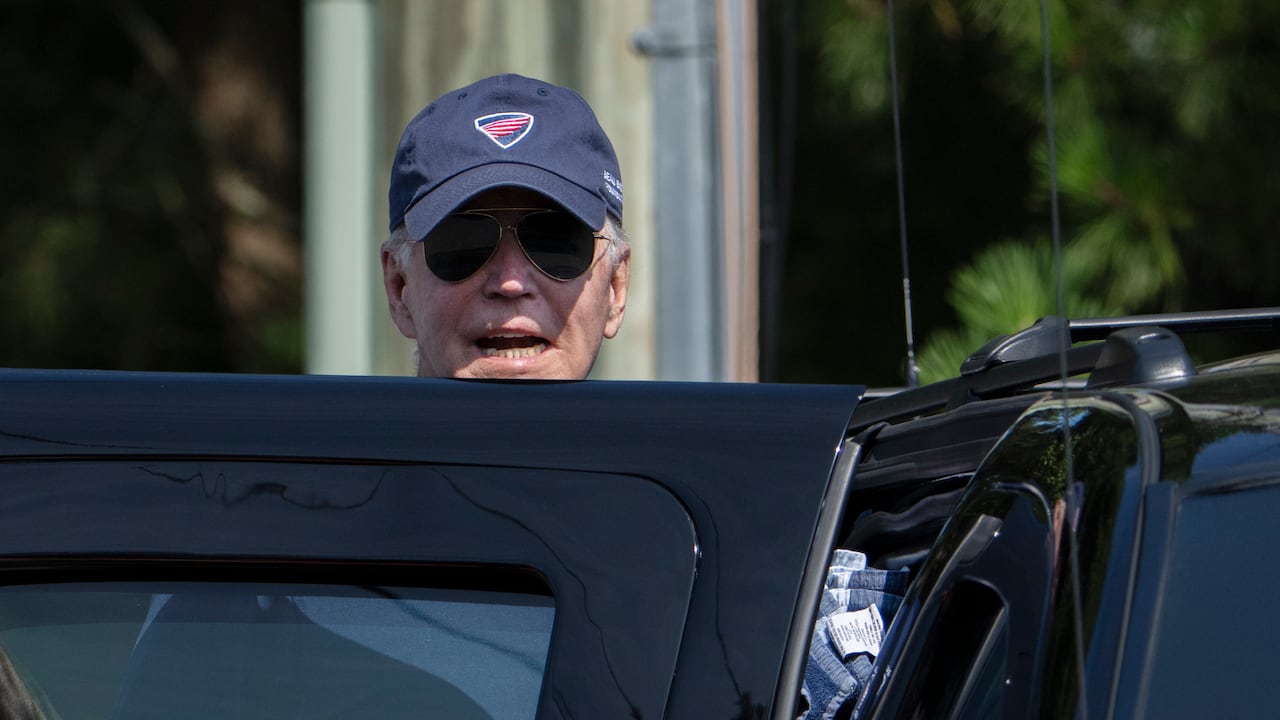 El presidente Joe Biden responde a reporteros antes de abordar su vehículo presidencial, el miércoles 2 de agosto de 2023, en Rehoboth Beach, Delaware. (AP Foto/Manuel Balce Ceneta)