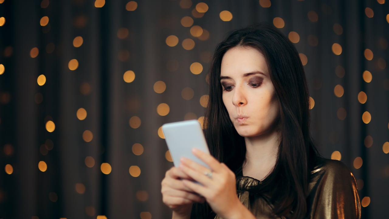 Chica reaccionando a un error ortográfico en el mensaje de saludos navideños