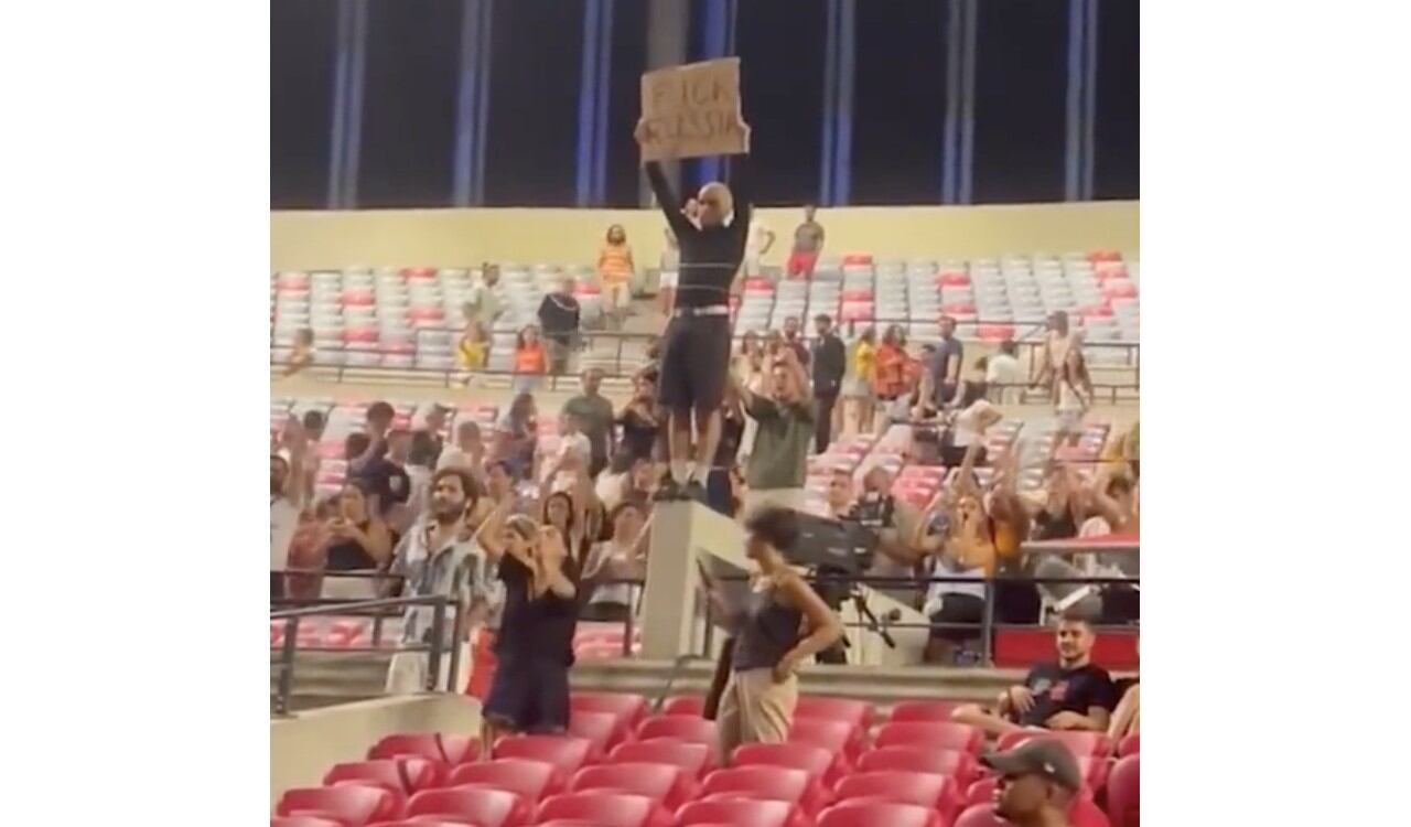 Un fan que asistió al concierto de The Killers en Georgia, hizo un cartel ofendiendo a Rusia