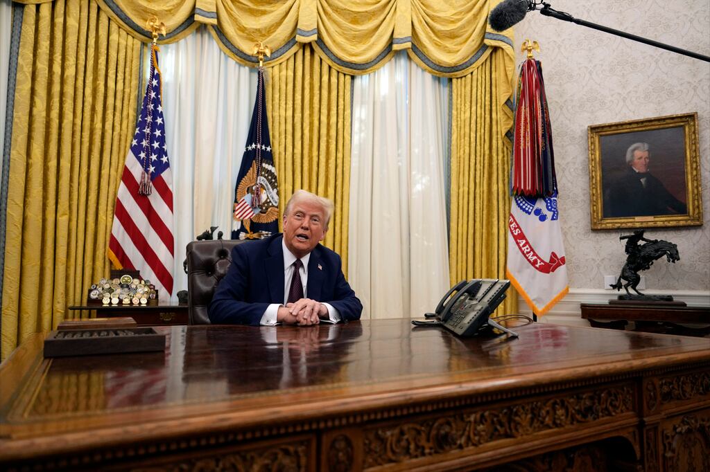 ARCHIVO - El presidente Donald Trump responde preguntas mientras firma decretos en la Oficina Oval de la Casa Blanca, el 23 de enero de 2025 en Washington. (AP Foto/Ben Curtis, Archivo)