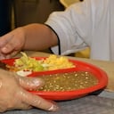 En algunas instituciones educativas públicas de la ciudad el PAE se entrega bajo la modalidad de almuerzo, mientras que en otras se dan porciones de alimentos industrializados.