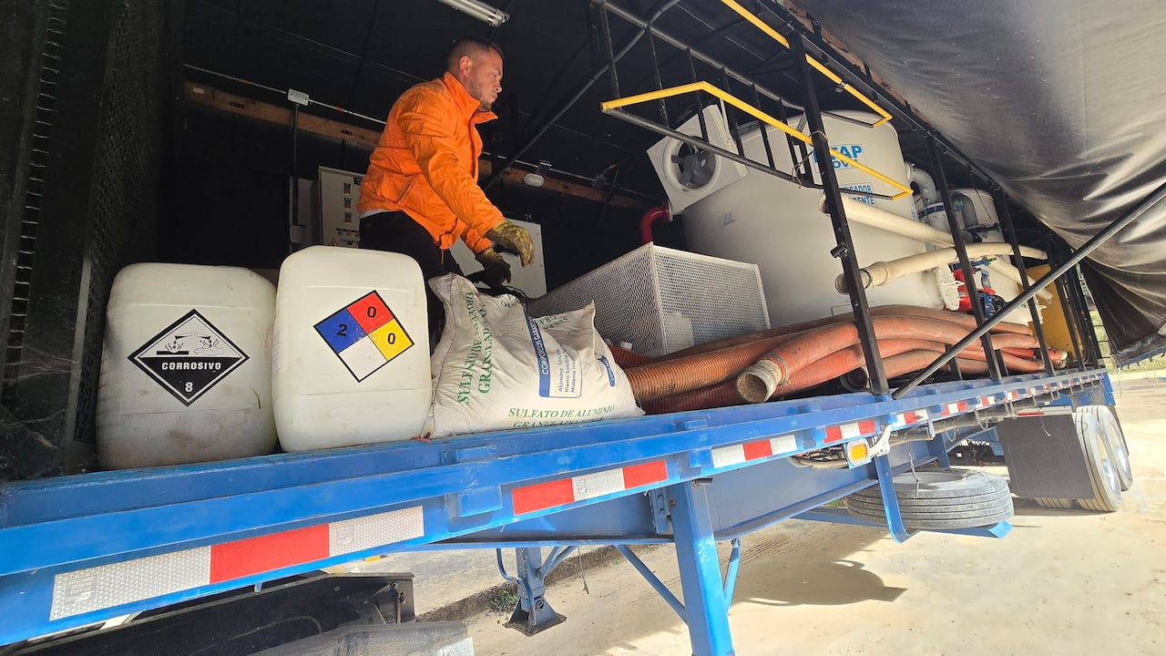 Plan de contingencia en Tame tras avalancha: carrotanques y planta portátil abastecerán a los habitantes.