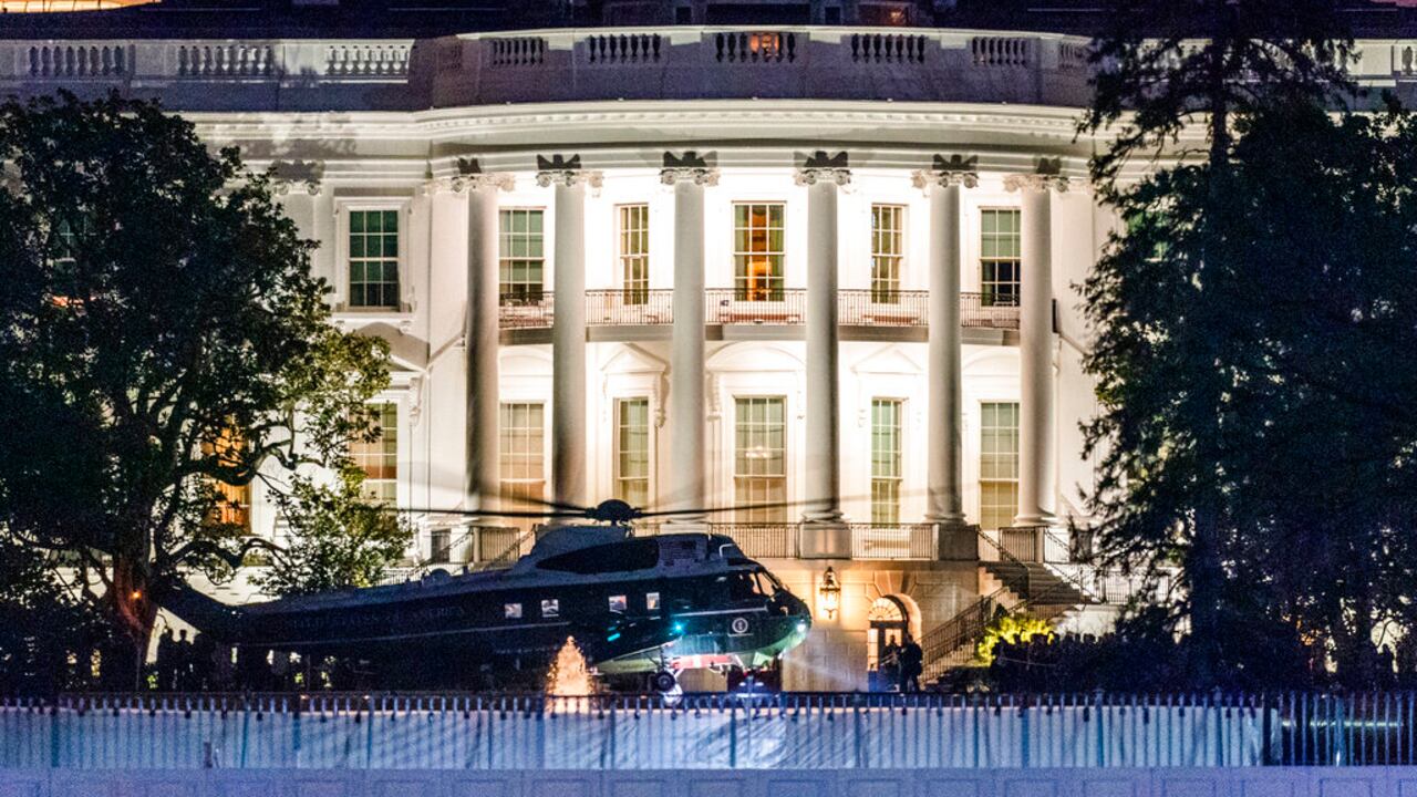 Según el Washington Post, mientras los manifestantes inundaban la entrada al Capitolio, Trump permaneció quieto en la seguridad de la Casa Blanca, observando todo a través de la televisión.
