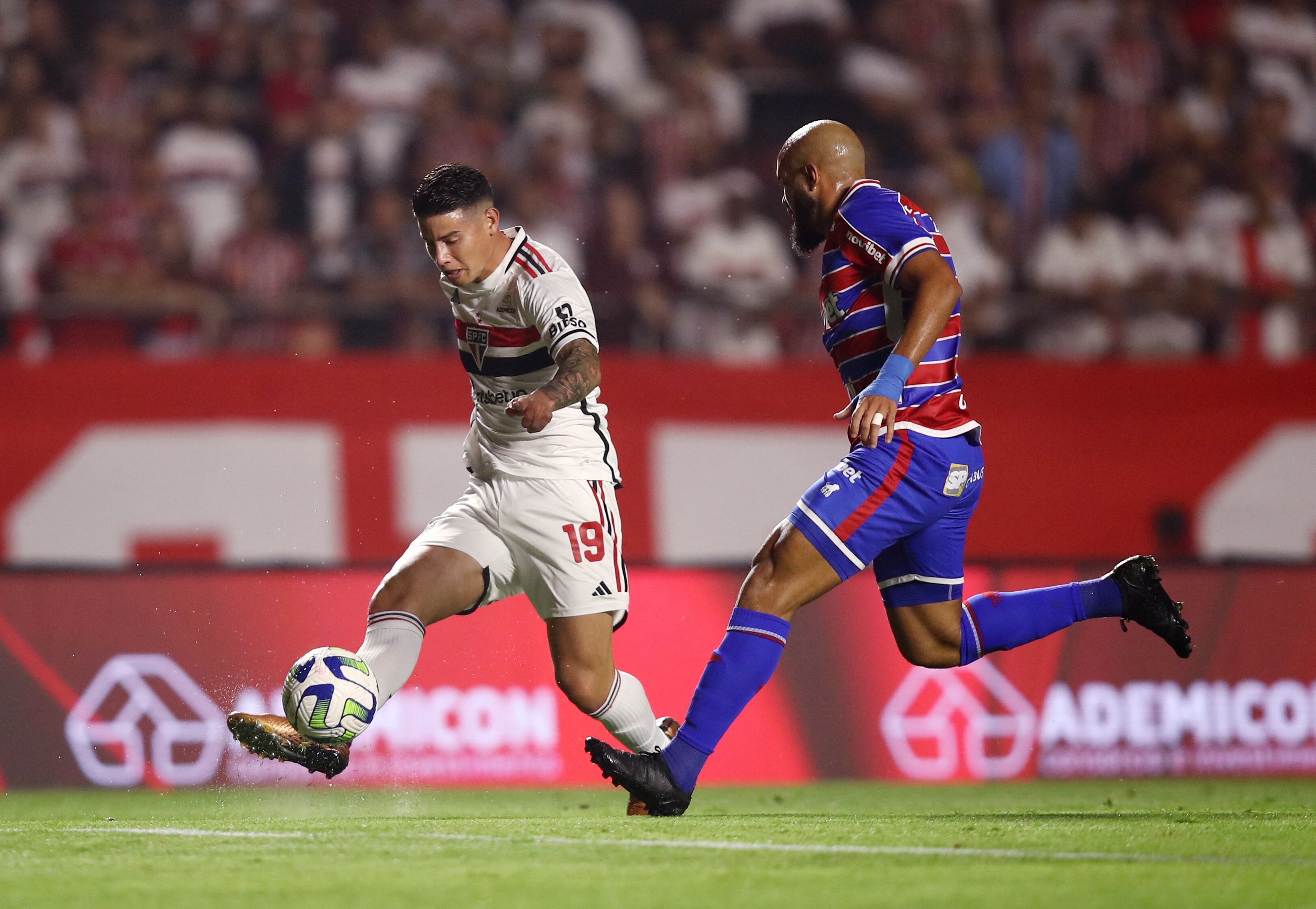 Soccer Football - Brasileiro Championship - Sao Paulo v Fortaleza - Estadio Morumbi, Sao Paulo, Brazil - September 20, 2023 Sao Paulo's James Rodriguez in action with Fortaleza's Jose Welison REUTERS/Carla Carniel