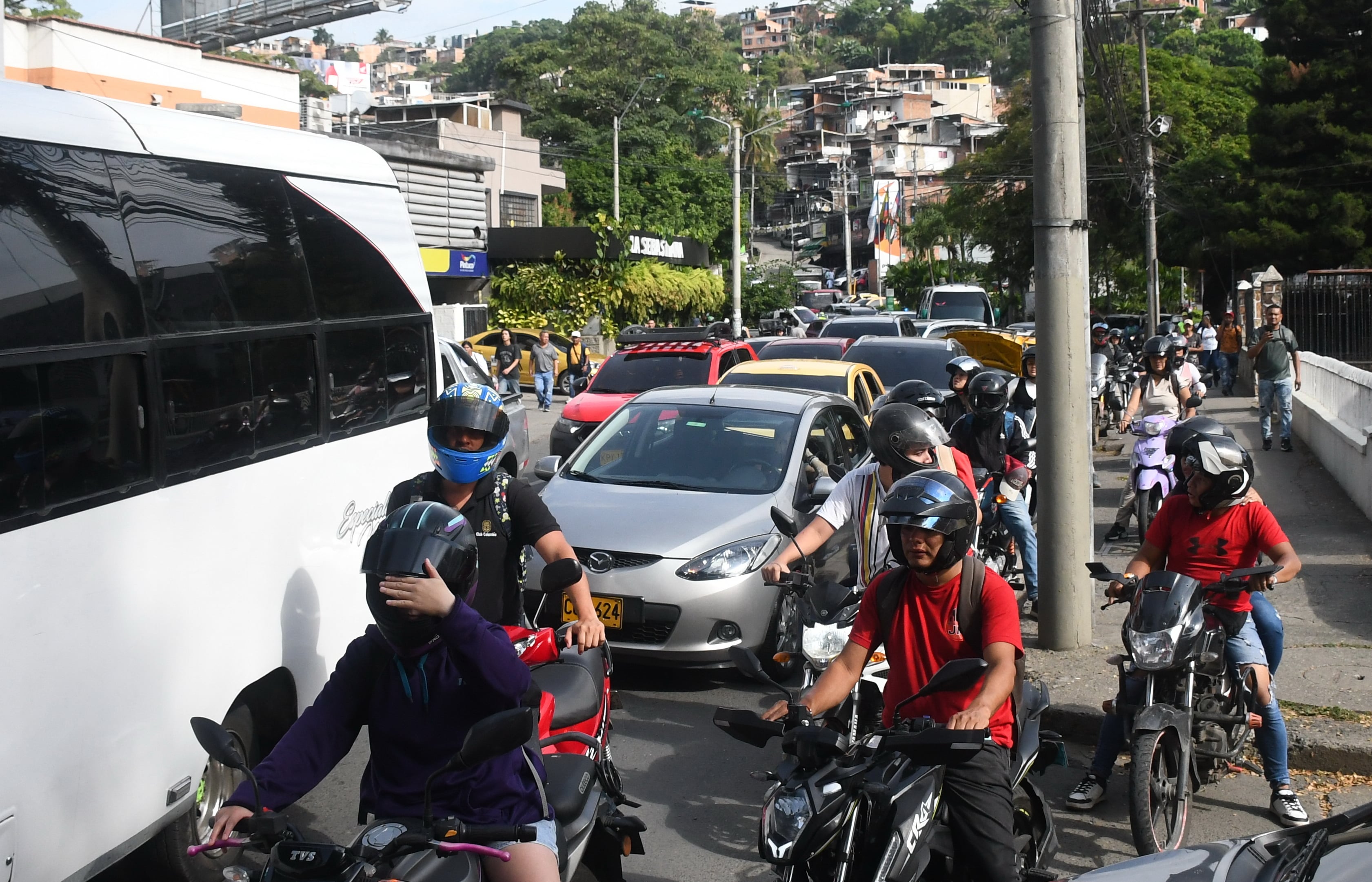Cali: Protestas con cierres viales en las principales vías de ingreso a la ciudad por parte del gremio del transporte público. Foto José L Guzmán