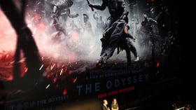 (De izquierda a derecha) Christopher Nolan y Emma Thomas hablan en el escenario durante el estreno de "The Odyssey", presentada por Universal Pictures, el 14 de julio de 2026 en la ciudad de Nueva York. (Foto de Kevin Mazur/Getty Images para Universal Pictures)