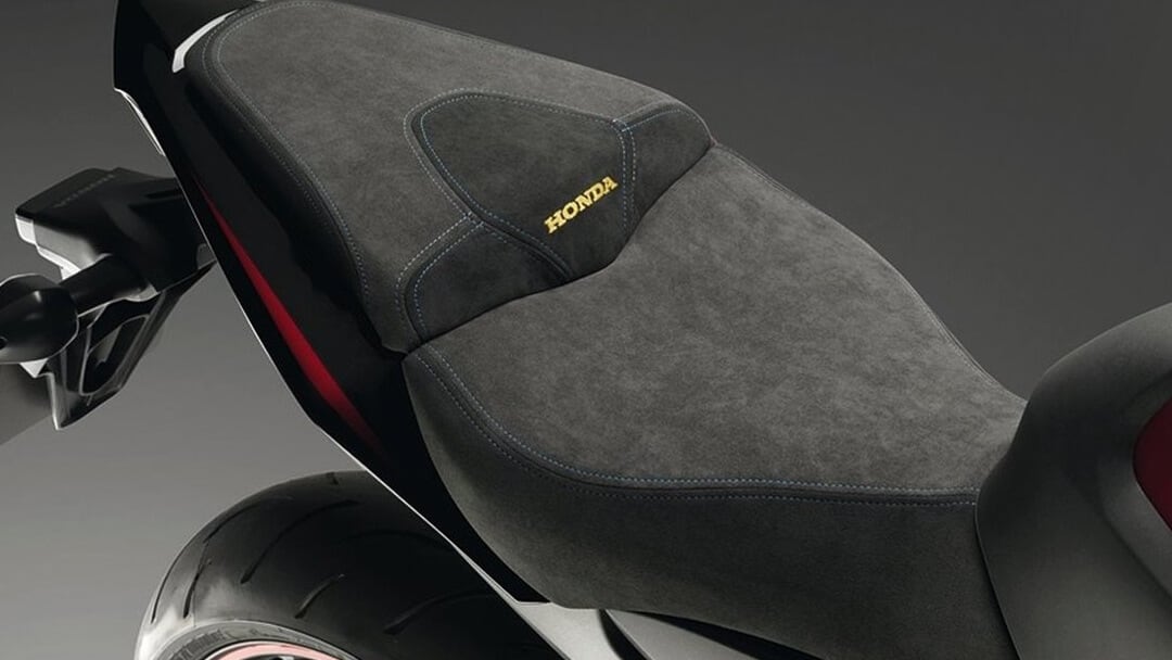 ¿Cuáles son los siete accesorios indispensables que todo motero debería tener?