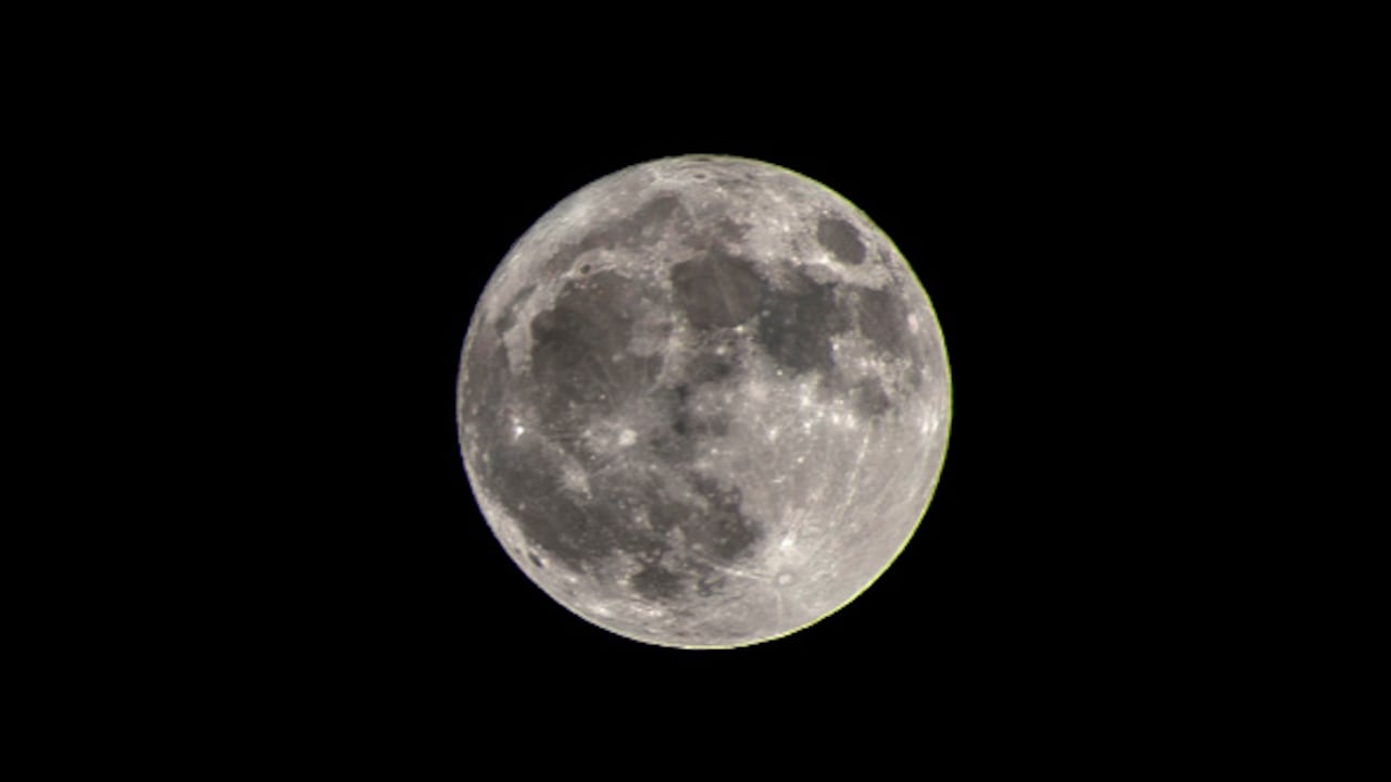 Una Superluna ocurre cuándo la órbita de la Luna llena está más cerca a la Tierra, de tal manera que cuando esta aparece, luce más brillante y grande que una Luna llena normal, lo que la convierte en Superluna.